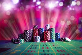Antarmuka aplikasi ratu judi yang menampilkan menu permainan slot, live casino, dan sportsbook di layar ponsel